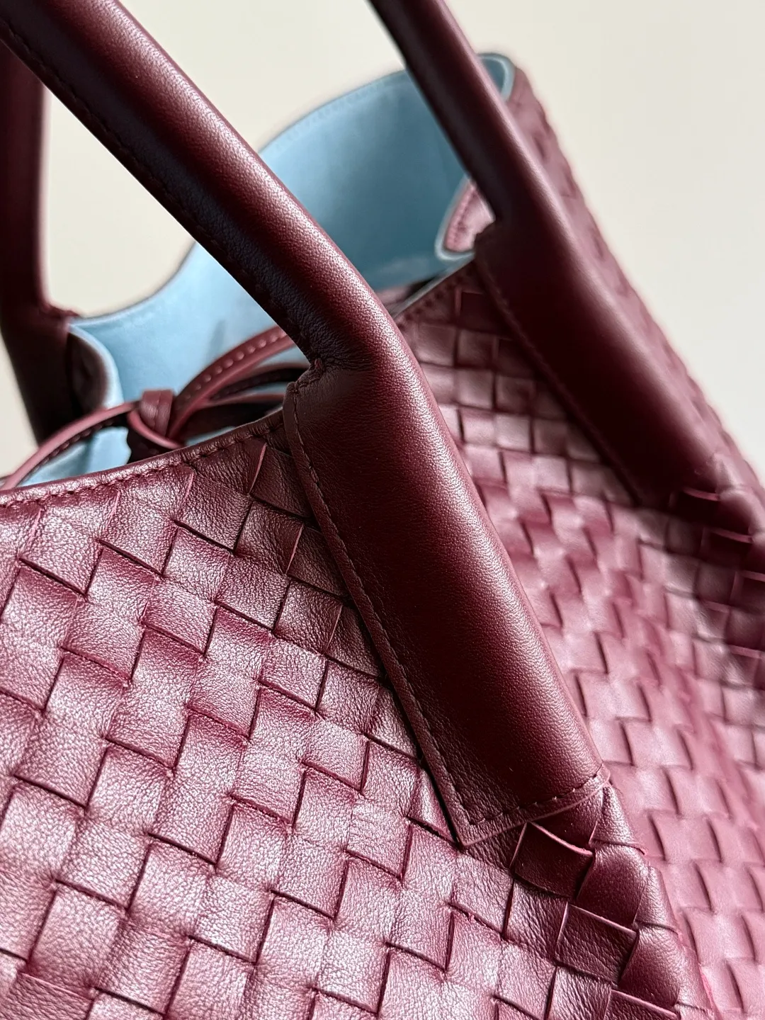 Batch 2660 Bottega Veneta 2025 new product PINACOTECA bag, iconic weaving process, skillfully crafted with 10mm Intrecciato process and equipped with suede lining. Four small strips of leather add character to the design and make the bag more stable. Relaxed yet sophisticated, casual yet refined, suede lining and double-sided design, suitable for shoulder and hand carry. The four straps can be adjusted into different shapes. One pack can be switched between two uses, easily integrating into your daily rhythm. Style number: 817166 Size: 43*23*17.5cm